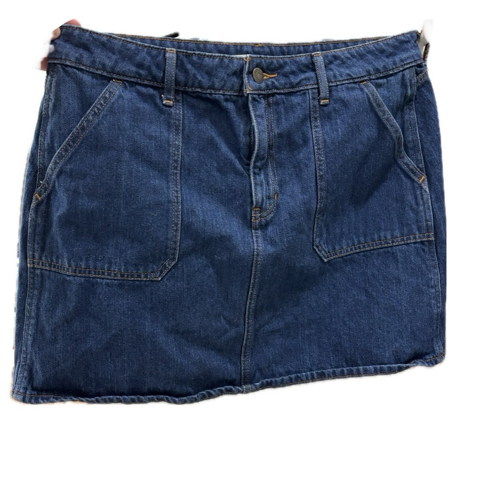 Old Navy Ladies Denim skirt Size 12. Good condition.Approx. 16-17 in long.